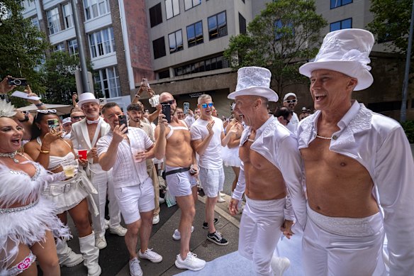 Heath Seib y Darren Sheen son recibidos por simpatizantes cuando llegan a su boda en el Hotel Hollywood el sábado.