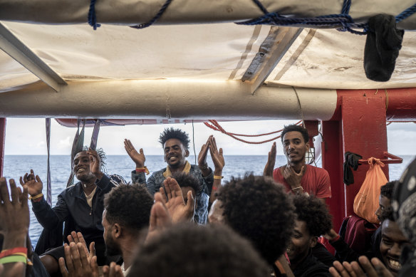 Göçmenler, insani yardım gemisi Ocean Viking'de Fransa'nın Toulon'a yanaşmalarına izin vereceği haberine tepki gösterdi.