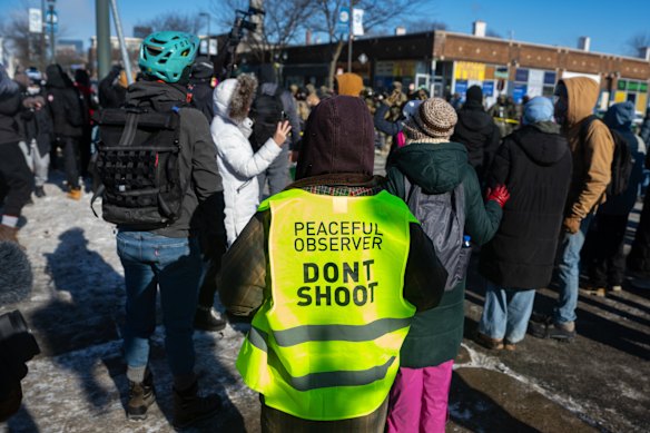 Una gran multitud se reúne en el lugar donde agentes federales mataron a tiros a Alex Pretti en Minneapolis. 
