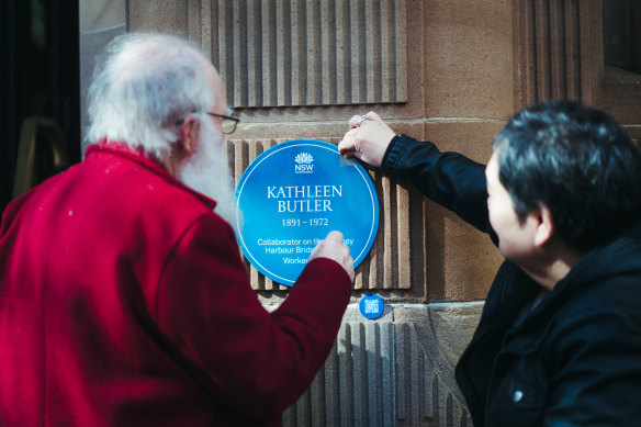 Engineers of Australia member Bill Phippen and Engineers of Australia Sydney president Olivia Mirza mark Kathleen Butler’s contribution to the creation of the Sydney Harbour Bridge.