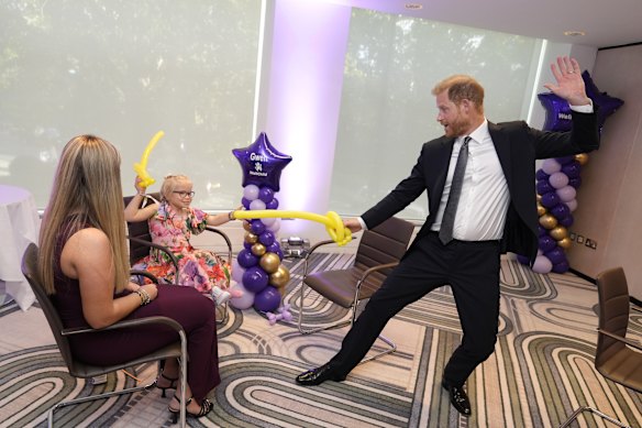 Harry e Gwen Foster, 9 anos, lutam com uma espada de balão em uma cerimônia de premiação em Londres na segunda-feira para celebrar as realizações e resiliência de jovens gravemente doentes.