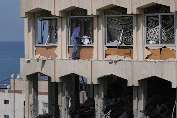 تحديثات مباشرة عن حرب الولايات المتحدة وإيران: ترامب يطالب بـ ‘استسلام إيران غير المشروط’؛ ضربات إسرائيلية تستهدف بيروت بعد أوامر الإجلاء