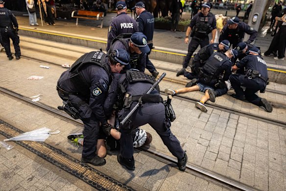 A polícia fez várias prisões em frente à Prefeitura de Sydney na noite de segunda-feira.
