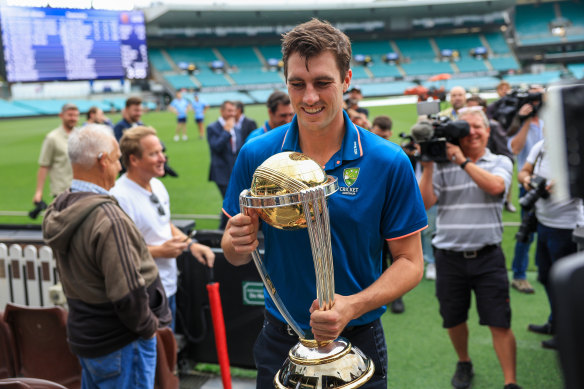 Pat Cummins with the World Cup trophy.