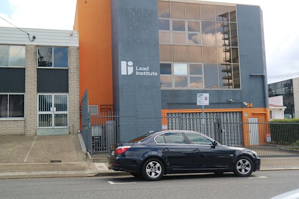 Na sexta-feira, um BMW estava estacionado onde a caminhonete dos McKeowns permaneceu por mais de uma semana.