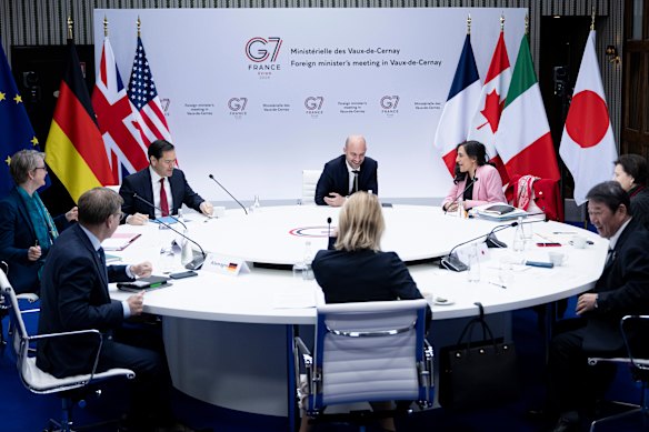 O secretário de Estado dos EUA, Marco Rubio (terceiro a partir da esquerda), participa da reunião do G7 em Paris.