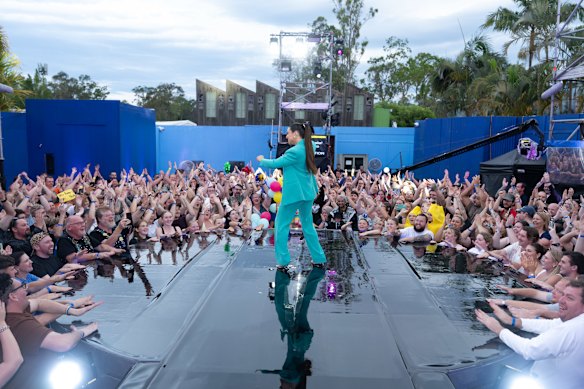 O apresentador do Big Brother, Mel Tracina, no palco durante um dos shows ao vivo. 