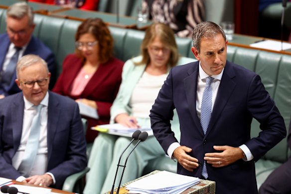 O primeiro-ministro Anthony Albanese e o tesoureiro Jim Chalmers durante o período de perguntas.