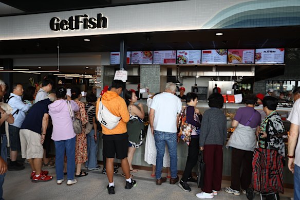 Hora de comer no novo mercado de peixes de Sydney.