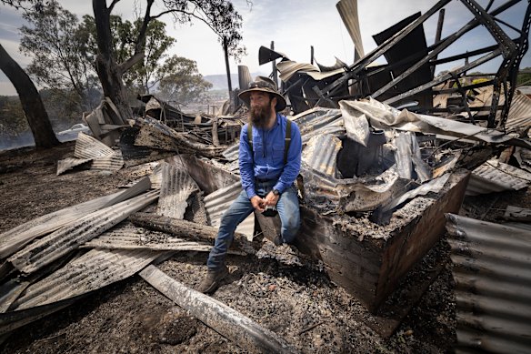 O incêndio devastou a pequena cidade vitoriana de Harcourt, onde mais de 50 casas foram perdidas. David Foley e sua esposa estavam construindo um negócio misto de turismo e agricultura quando tudo, exceto sua pequena casa, foi destruído.