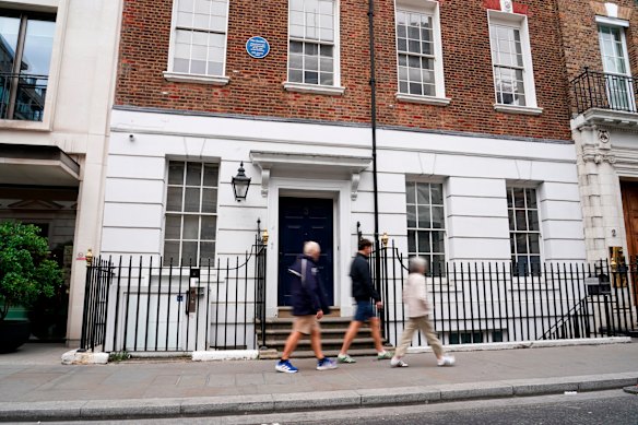 La gente che passava davanti all'edificio in Savile Row il mese scorso...