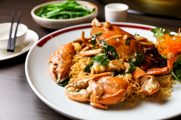 Steamed crab with ginger and garlic and egg noodles. 