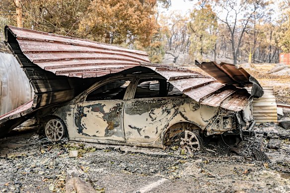 Restam apenas as peças metálicas deste veículo estacionado na Gellibrand-Carlisle Road.