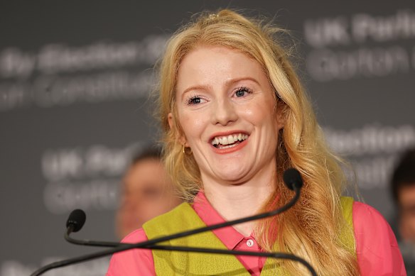 La candidata del Partido Verde, Hannah Spencer, pronuncia su discurso de victoria.