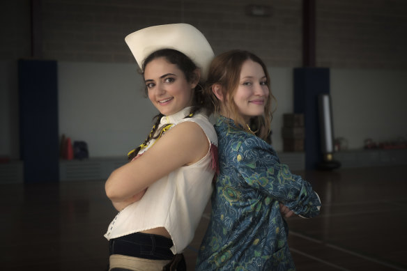 Emily Browning (right) with her Class of ’07 co-star, Megan Smart.