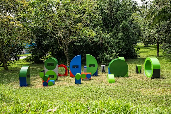 Vista da instalação da Biblioteca de Campo de Emily Floyd (2025).  