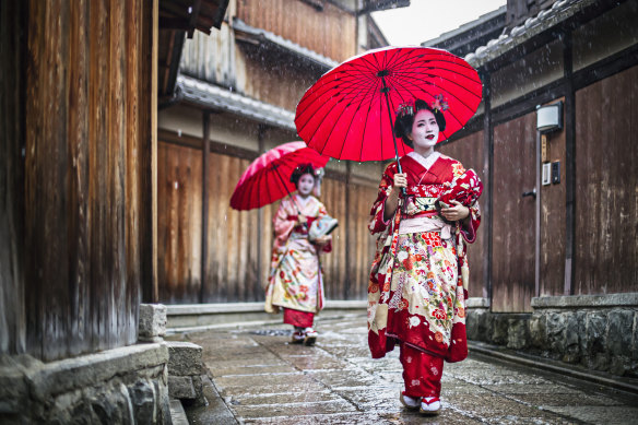 Maikos in the streets of Gion, Kyoto.