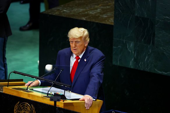Donald Trump dikepung oleh eskalator yang merepotkan dan teleprompter yang rusak, yang dibuatnya dalam pidatonya.