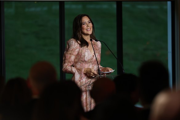 In an unscripted moment, Queen Mary addressed dinner guests, reflecting on her years living in South Yarra, just off Toorak Road. With a noticeably broader accent the Queen joked that her Aussie accent had taken a few days to come back.