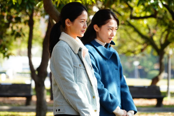 As actors performing in Uncle Vanya, Sonia Yuan and Park Yurim lack a shared language in Drive My Car.