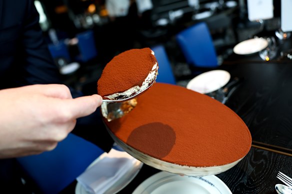 O tiramisu é servido à mesa.