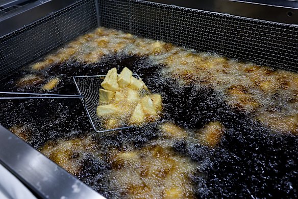 Os triângulos de tofu são saborosos e fofos.