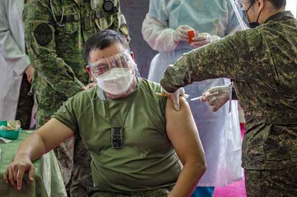 Philippine Army Commanding General Jose Faustino Jr is vaccinated with Sinovac Biotech’s vaccine in Fort Bonifacio in 2021.
