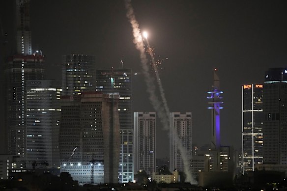 Een Israëlisch luchtverdedigingssysteem vuurt zondag vroeg in Tel Aviv om raketten uit Iran te onderscheppen.