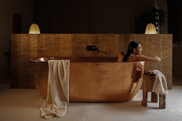 Los baños de cobre se combinan con rituales de baños ricos en magnesio.