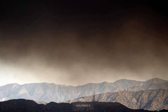Earlier on Wednesday, local time, the iconic Hollywood sign surrounded by thick, heavy smoke. 