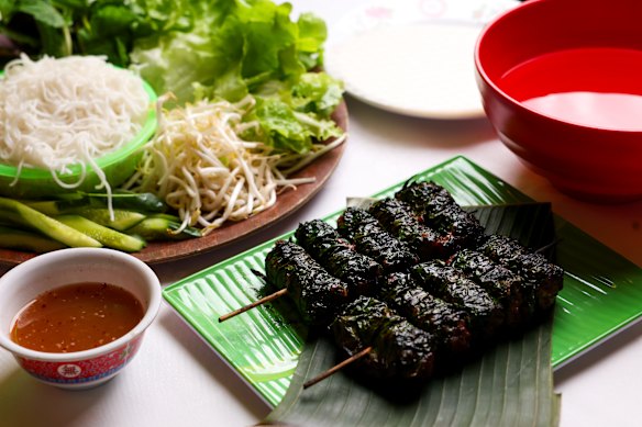 Bo la lop nuong than (beef wrapped in betel leaves, with rice paper). 