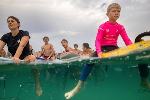 Alguns amigos remaram no domingo de manhã com a família de Nico. 