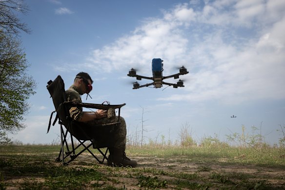 Um piloto de drones ucranianos na região de Kharkiv no início deste ano. A Ucrânia modificou drones amadores de fabricação chinesa para uso contra os russos.