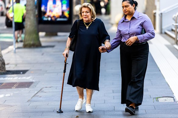 Roslyn Packer chega ao funeral.