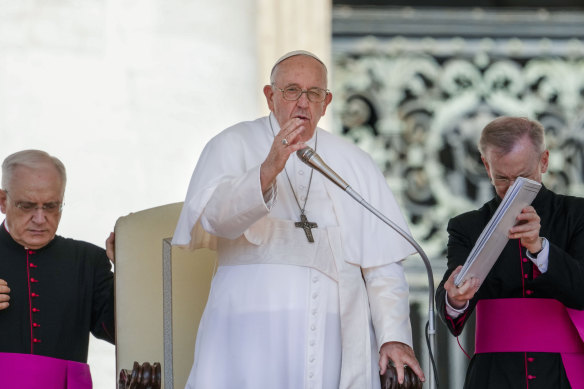 Francis, Çarşamba günü Vatikan'daki Aziz Petrus Meydanı'ndaki haftalık genel izleyici toplantısının sonunda inananları kutsuyor