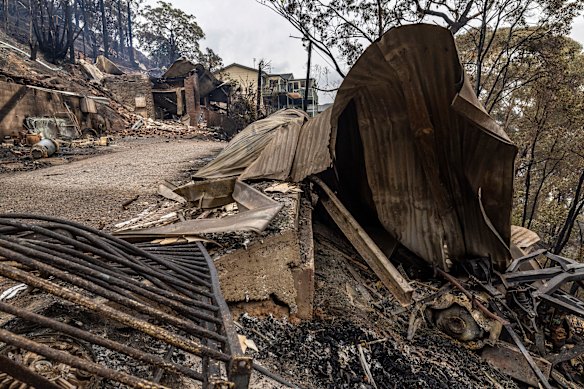 Pelo menos 12 casas foram destruídas pelo incêndio florestal de Koolewong. 