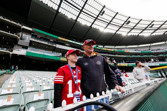 NFL Melbourne LIVE: 역사적인 Rams-49ers 충돌을 위해 군중과 유명 인사들이 MCG에 모여들 때 NFL 스타 드레스를 입고 감동을 선사합니다.