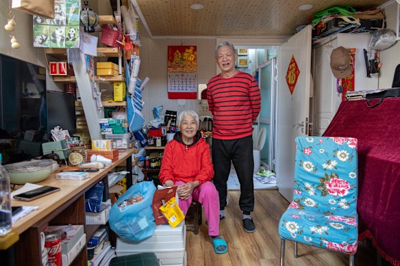 La coppia nel piccolo soggiorno della loro casa hutong. 