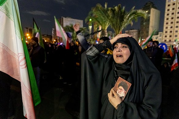 Los dolientes asisten a una vigilia en memoria del Ayatollah Ali Khamenei.