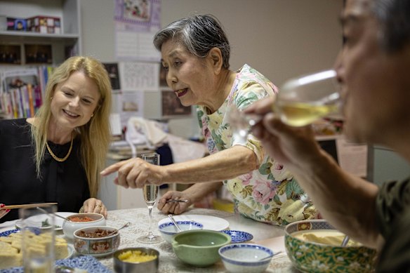 Os convidados do jantar vêm de muitas origens.