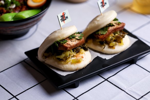 Guo bao (traditional buns).