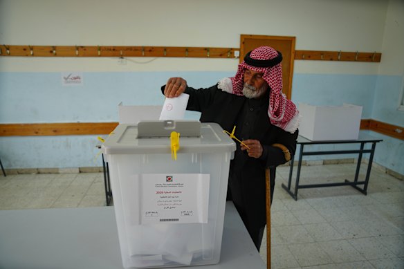 Um palestino votando na Cisjordânia nas eleições locais do fim de semana, as primeiras em duas décadas em Gaza e as primeiras na Cisjordânia ocupada desde o início da guerra Israel-Hamas.