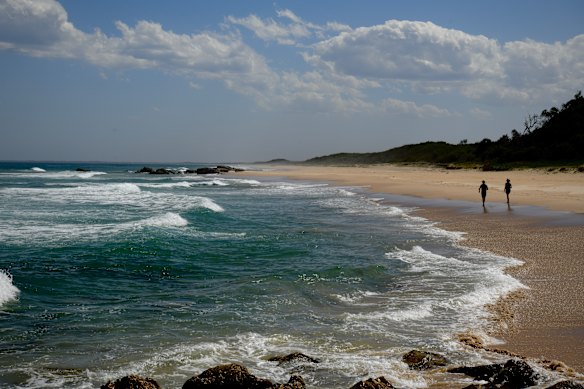 Kylies Beach, no Parque Nacional Crowdy Bay, onde uma jovem morreu e um jovem ficou gravemente ferido após ser mordido por um tubarão-touro.