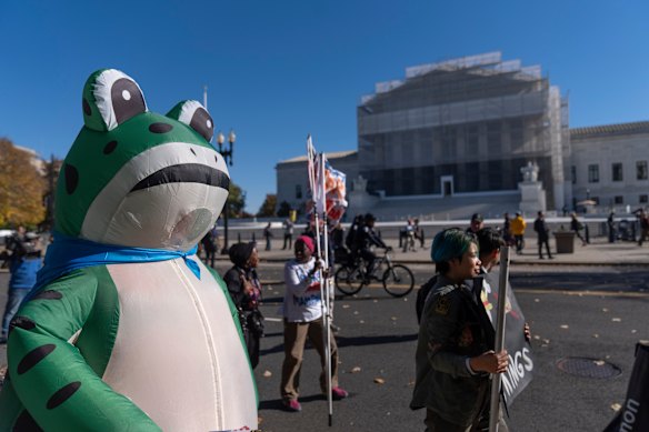 Os manifestantes se reuniram do lado de fora do tribunal.