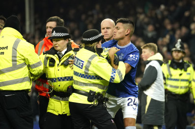 A player brawl broke out in wild scenes at Goodison Park.