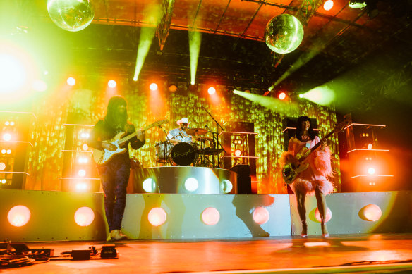 Khraungbin guitarist Mark Speer and bassist Laura Lee mirror each other on stage.