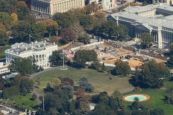 O campo de destroços da demolição da Ala Leste da Casa Branca e do jardim Jacqueline Kennedy.