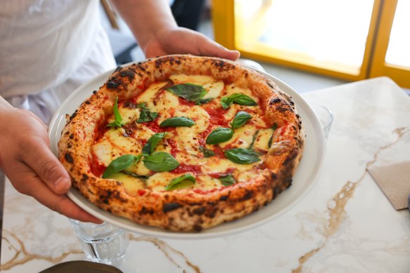 Smoked mozzarella margherita.