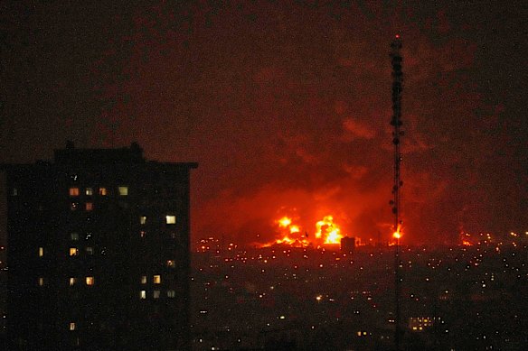 لهابه ترتفع من منشأة لتخزين النفط في طهران.