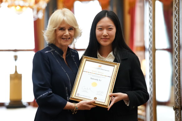 Camilla, Buckingham Sarayı'nda Queen's Commonwealth Kompozisyon Yarışması 2022 kazananları için verilen bir resepsiyonda Sawooly Li ile poz veriyor.